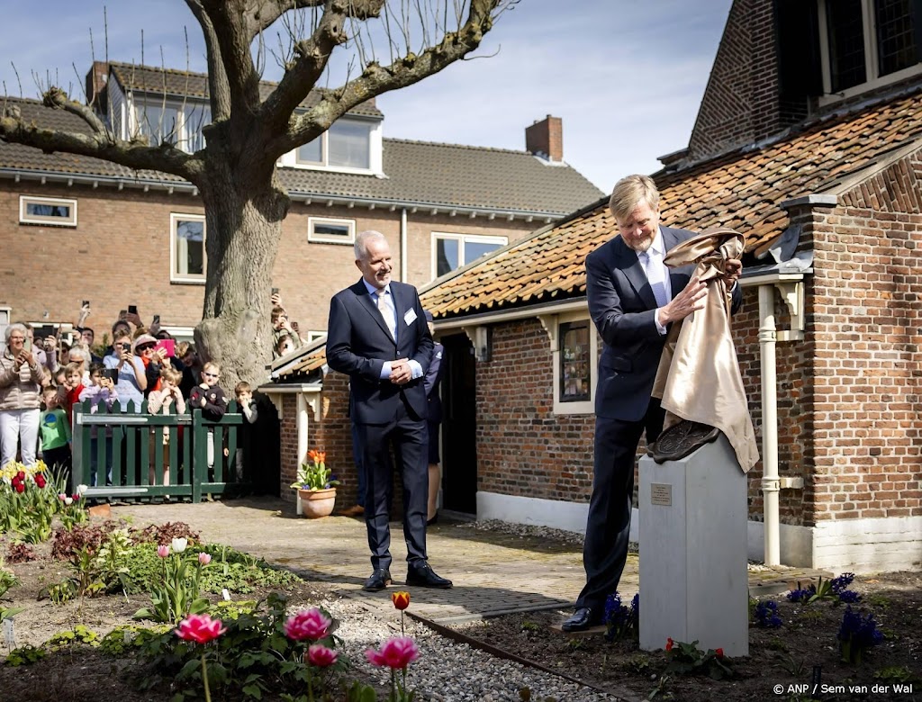 Koning onthult herdenkingszuil bij opening vernieuwd Spinozahuis