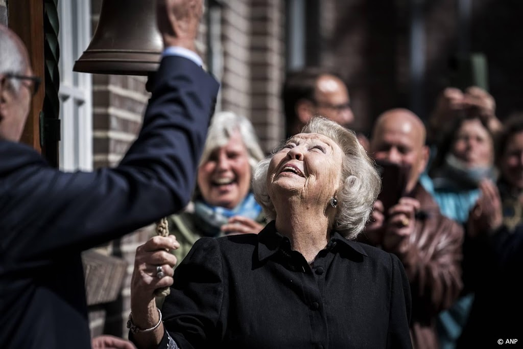 Beatrix opent gerenoveerde molen in Zuidlaren