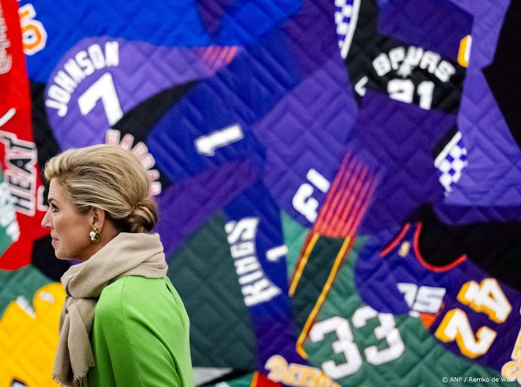 Koning en koningin bekijken kunst in museum in Miami
