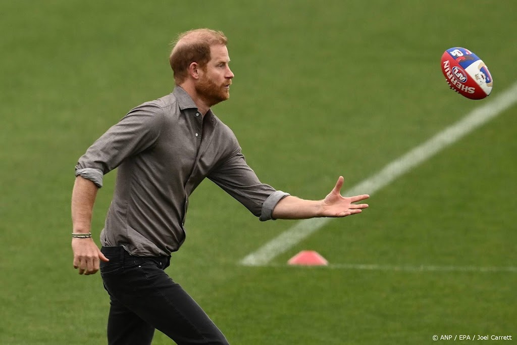 Harry speelt Australian football tijdens bezoek 'Down Under'