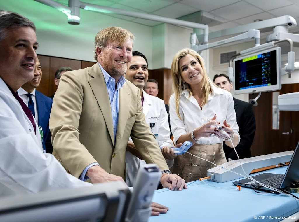 Koning en koningin kijken mee met operatie in ziekenhuis in Miami