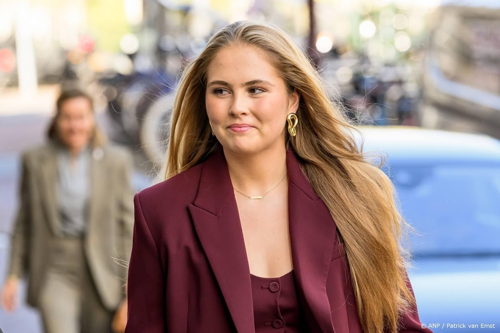 Amalia komt aan in Amsterdam voor start werkbezoek