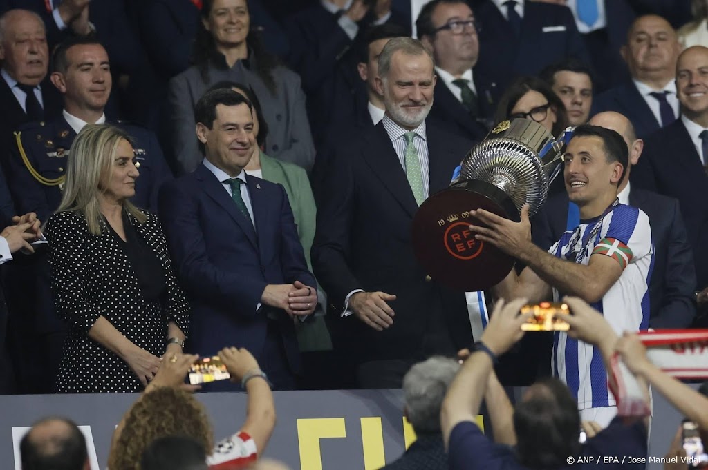 Koning Felipe reikt Spaanse beker uit aan Real Sociedad