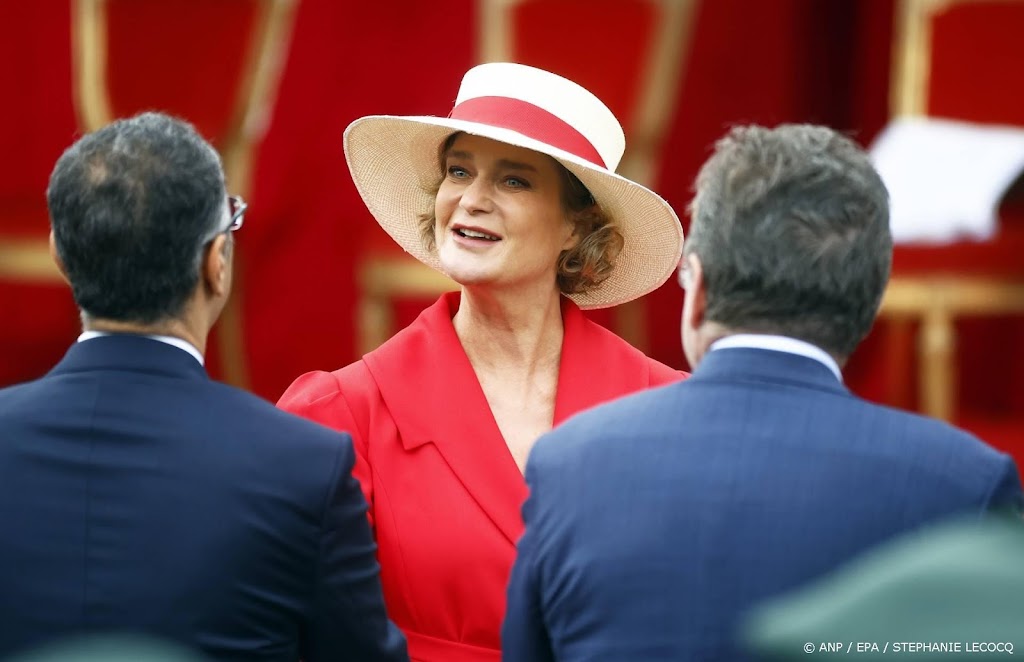 Prinses Delphine probeert haar Nederlands bij te schaven