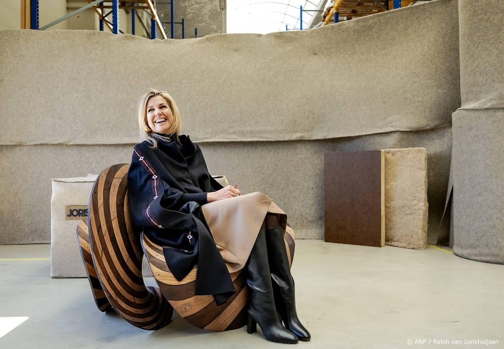 Máxima test circulaire stoel bij bezoek aan Cleantech Park