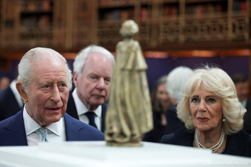 Brits koningspaar bekijkt model van nationaal monument Elizabeth
