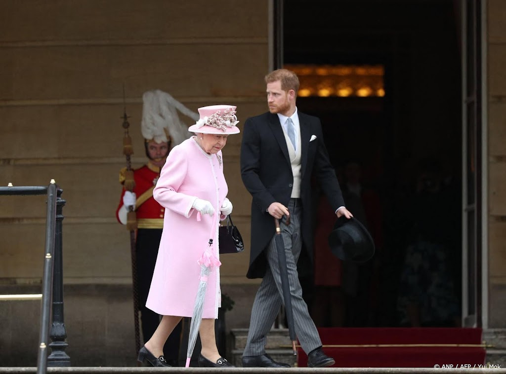 Prins Harry stuurt bloemen naar graf koningin Elizabeth