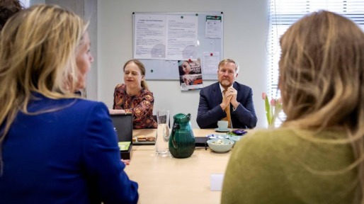 Koning spreekt met slachtoffers van huiselijk geweld bij Filomena