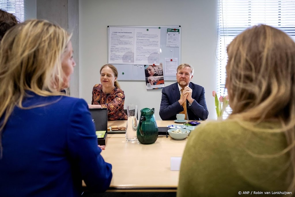 Koning spreekt met slachtoffers van huiselijk geweld bij Filomena
