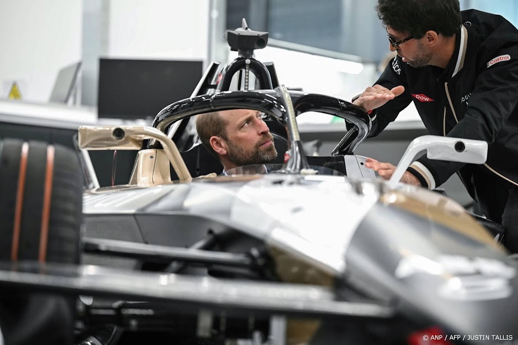 Prins William zit in Formule E-auto bij bezoek aan team Jaguar