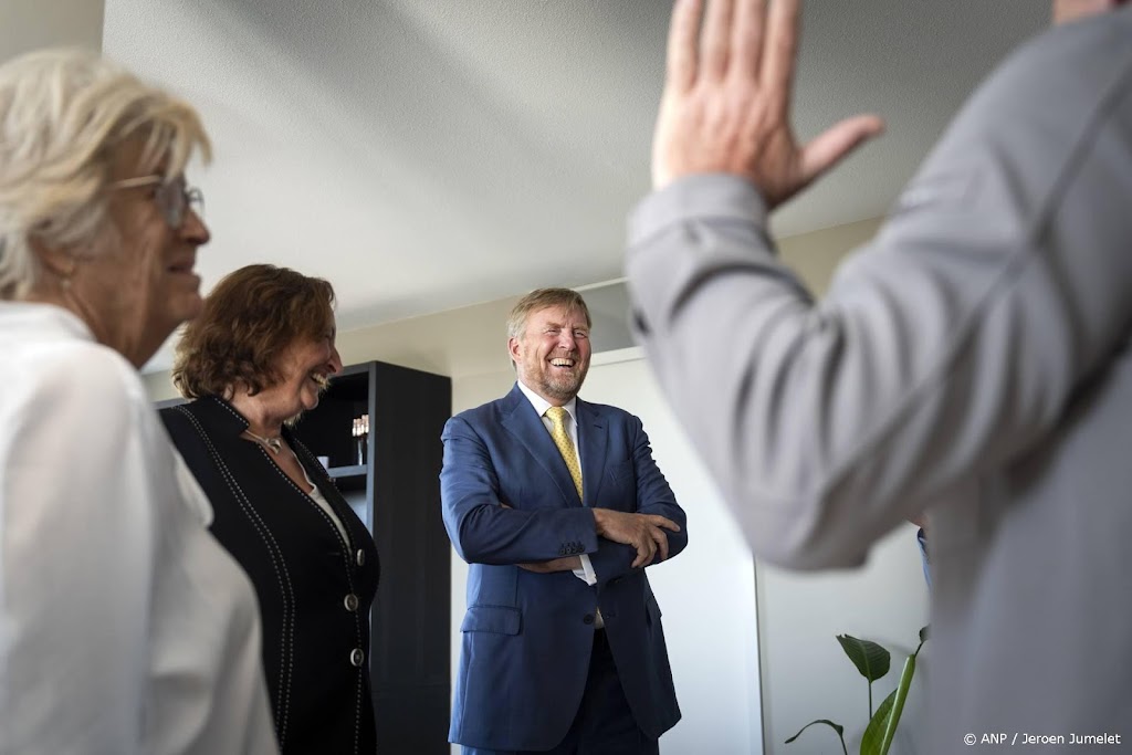 Koning ontmoet bewoners woningproject Amsterdam-Zuid