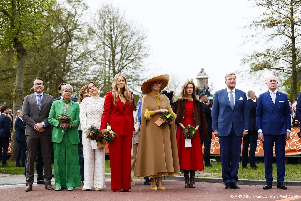 Burgemeester Dokkum heet koninklijke familie welkom op Koningsdag