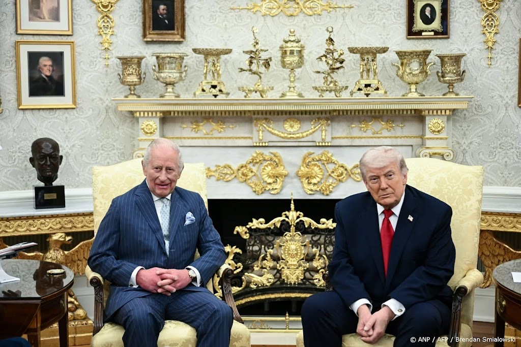 Charles schenkt Trump ontwerptekeningen van Oval Office-bureau