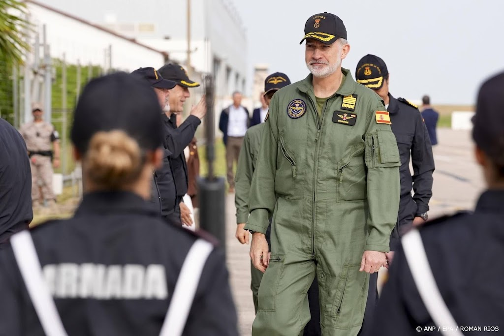 Koning Felipe bestuurt marinehelikopter bij bezoek aan marine