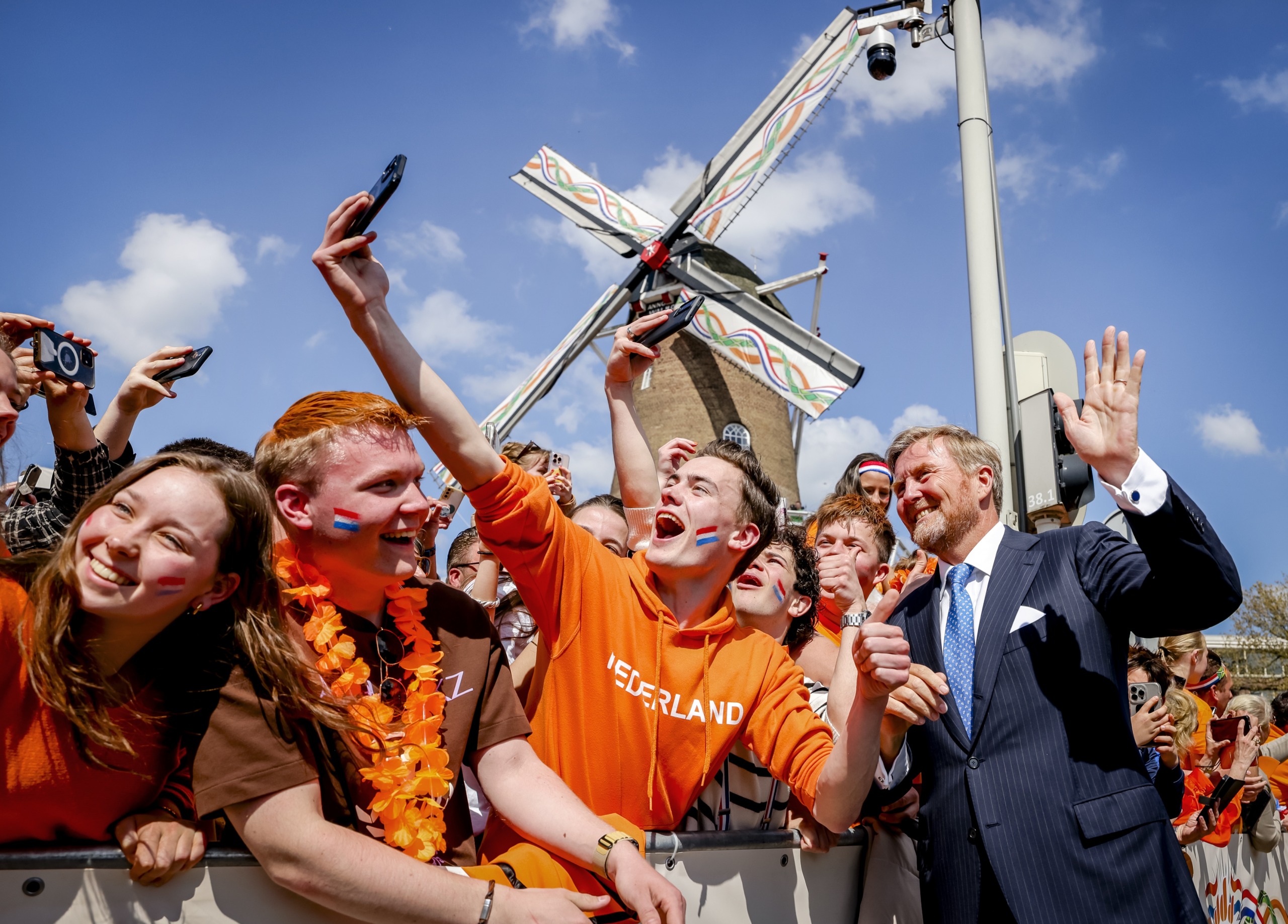 Koning Willem-Alexander maakt selfie met Oranjefan in Doetinchem