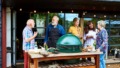 Groep mensen rond een kamado barbecue