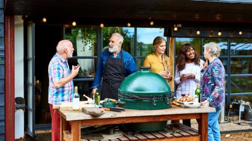 Groep mensen rond een kamado barbecue