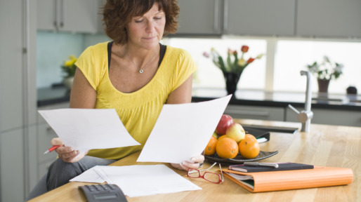 Oudere vrouw met rekeningen