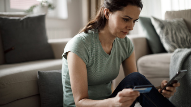 Vrouw wordt gebeld door bankfraudeur