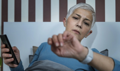 oudere vrouw checkt sleeptracker