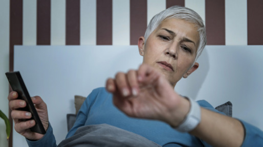 oudere vrouw checkt sleeptracker
