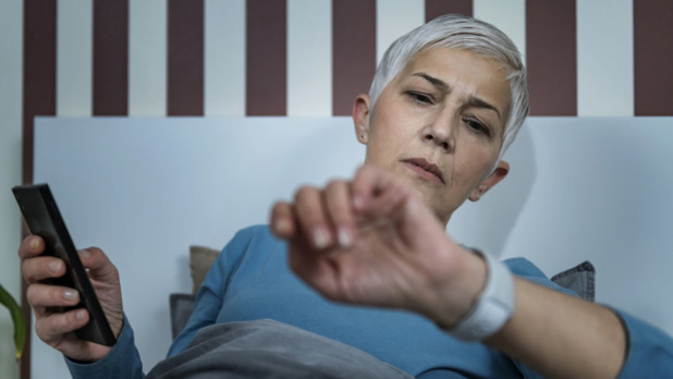 oudere vrouw checkt sleeptracker