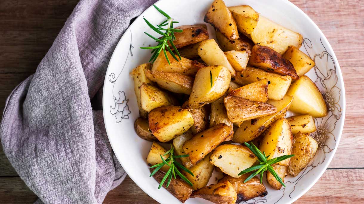 Aardappels met schil in een gerecht