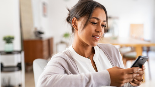 Vrouw checkt haar smartphone