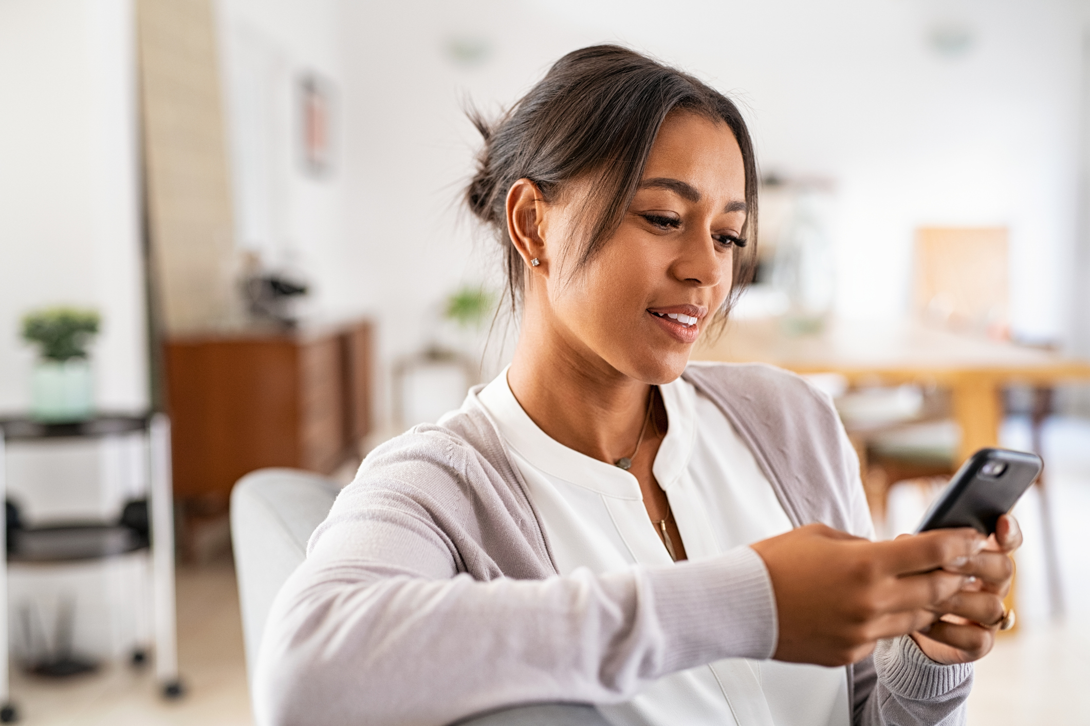 Vrouw checkt haar smartphone