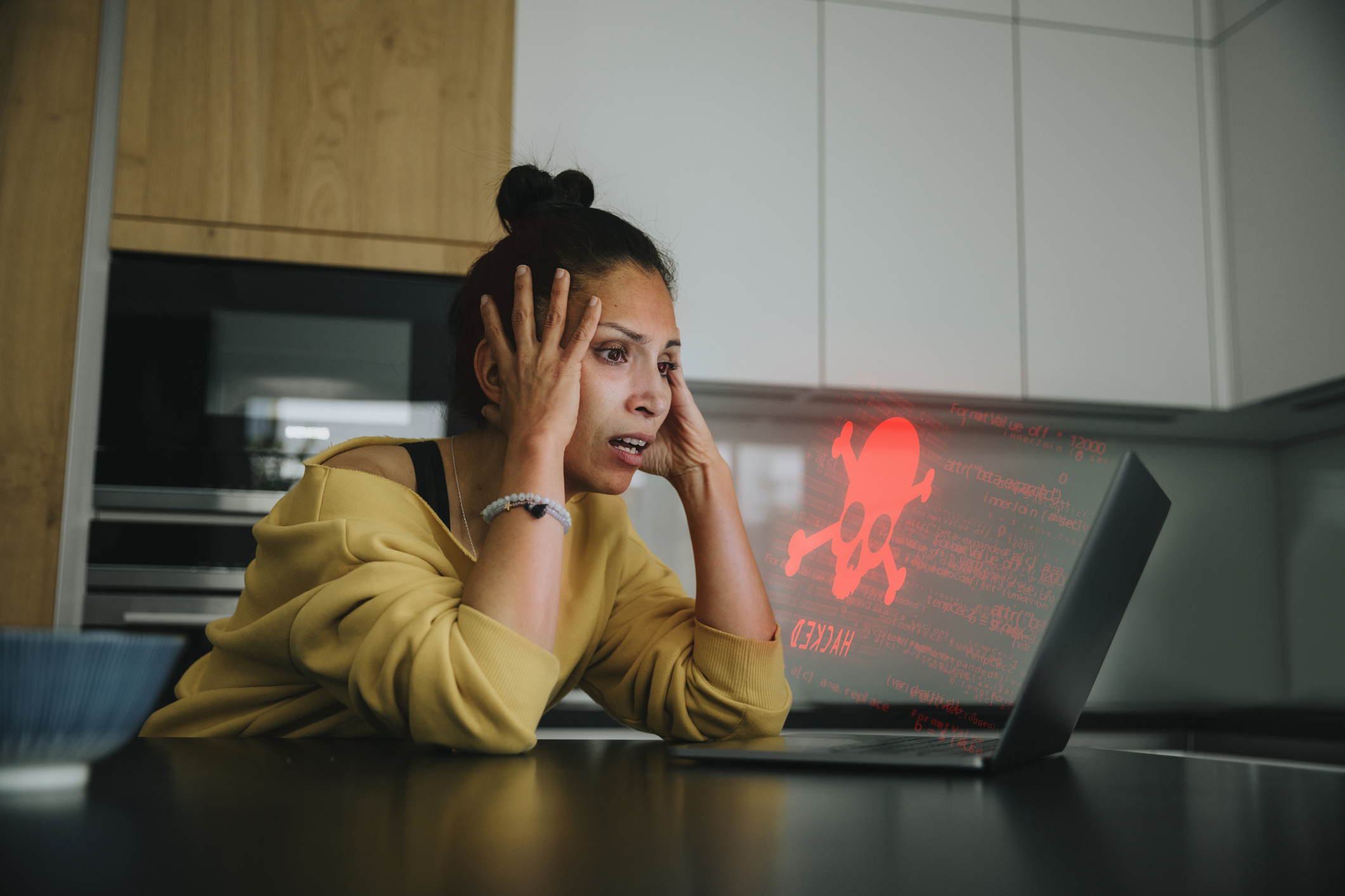 Vrouw is bezig op computer