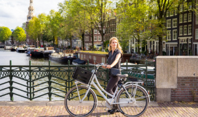 Vrouw met fiets in Amsterdam