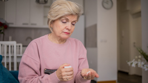 oudere vrouw neemt medicijn