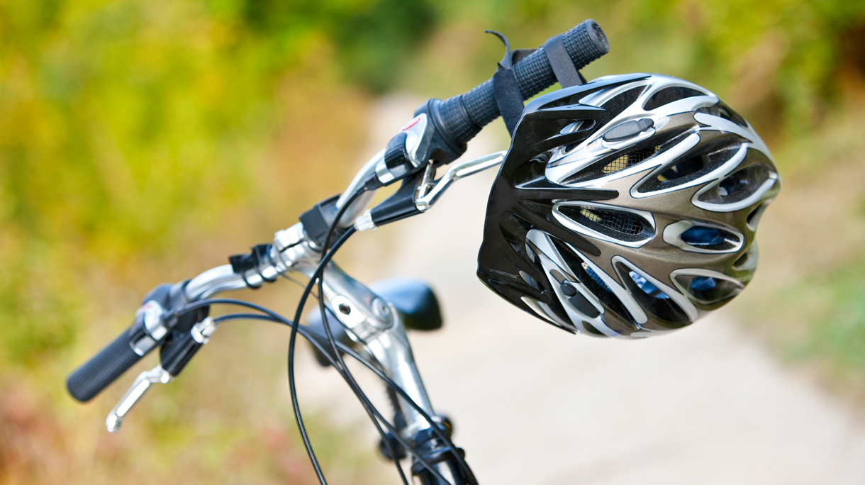 Fietshelm hangend aan stuur van de fiets