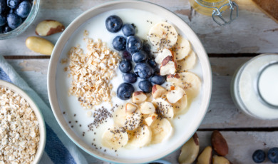 Havermout en blauwe bessen met yoghurt