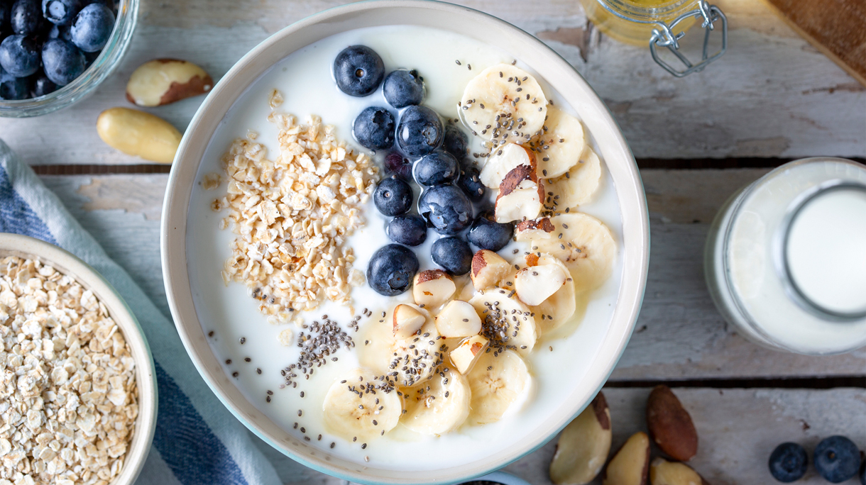 Havermout en blauwe bessen met yoghurt