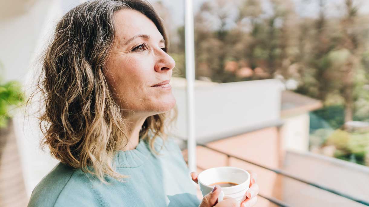 Vrouw mijmert met kop thee