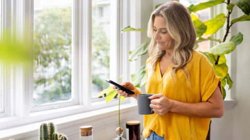 Vrouw bezig met app op haar smartphone