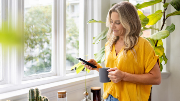 Vrouw bezig met app op haar smartphone