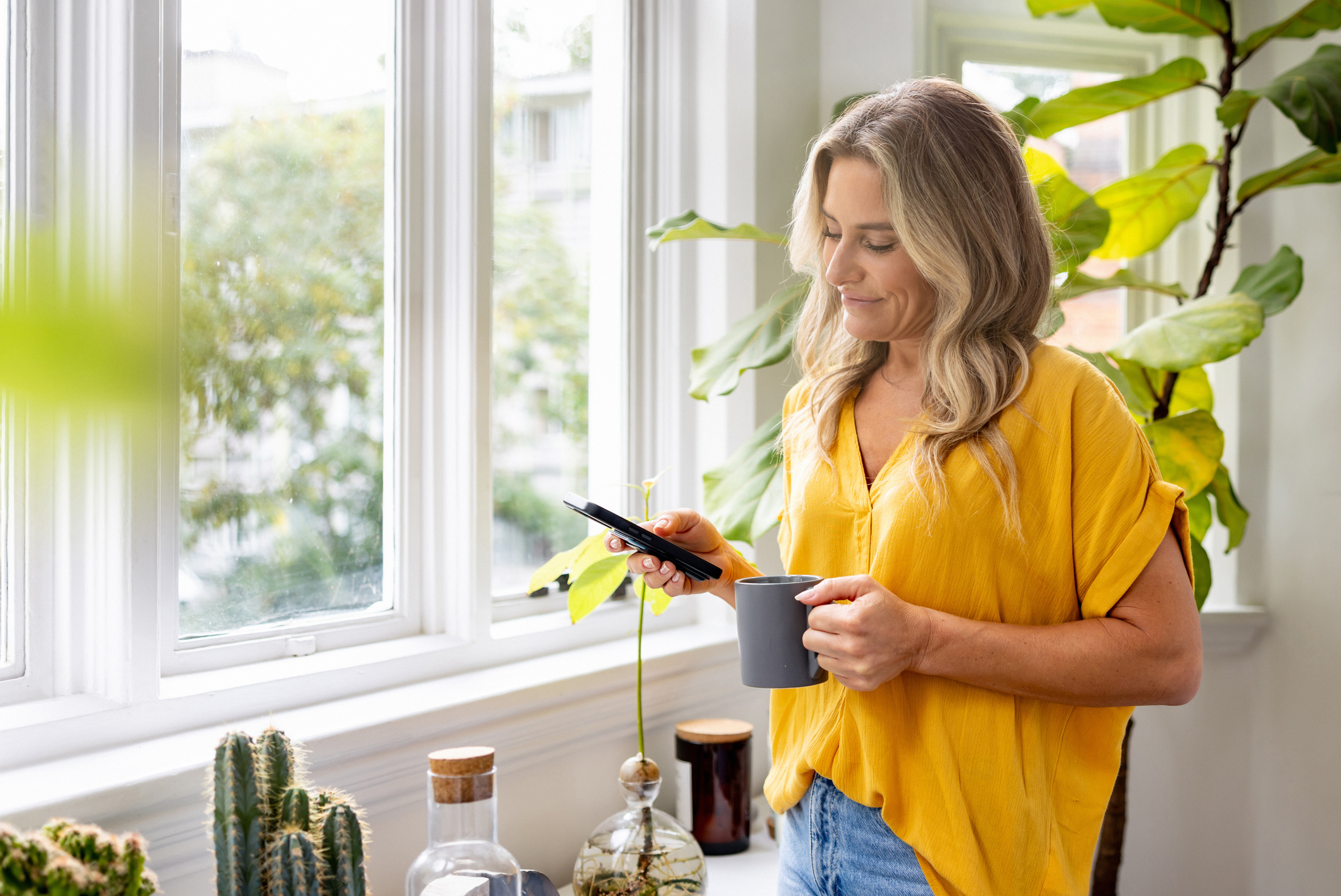 Vrouw bezig met app op haar smartphone