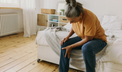 oudere vrouw met zere knie