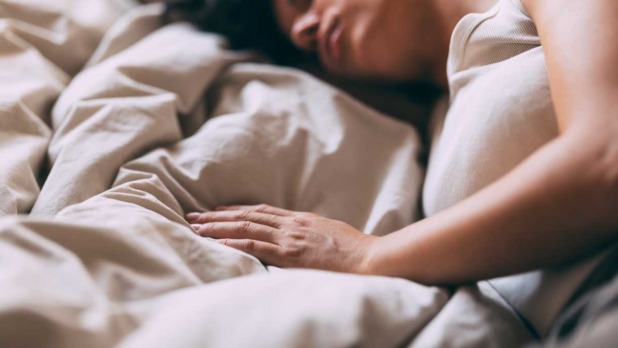 Vrouw ligt ontspannen in bed