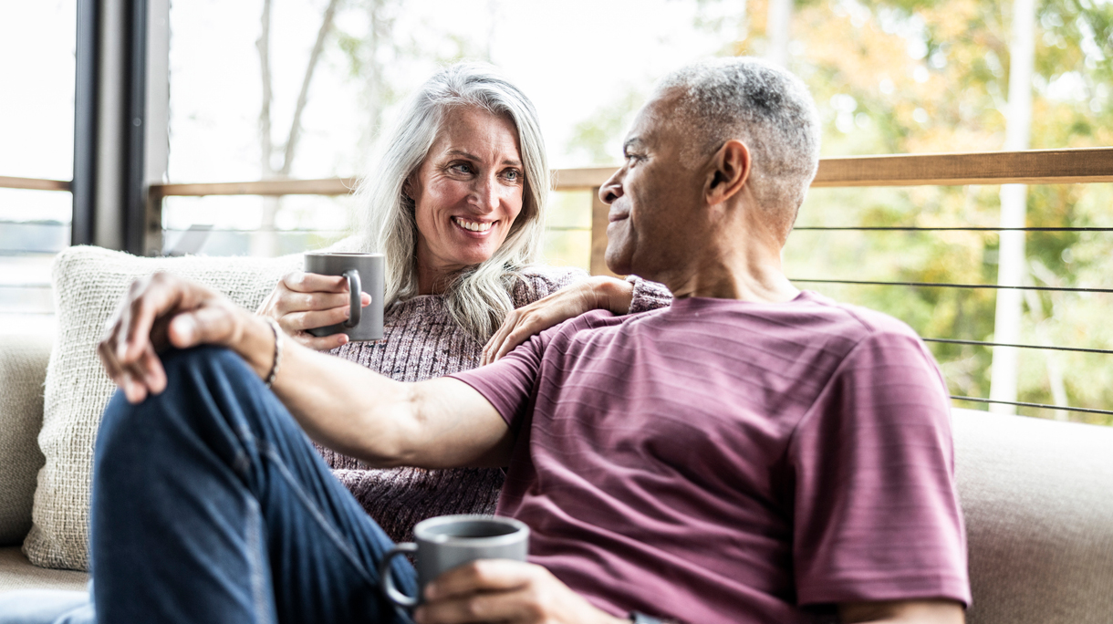 Man en vrouw drinken koffie op een zonnige morgen