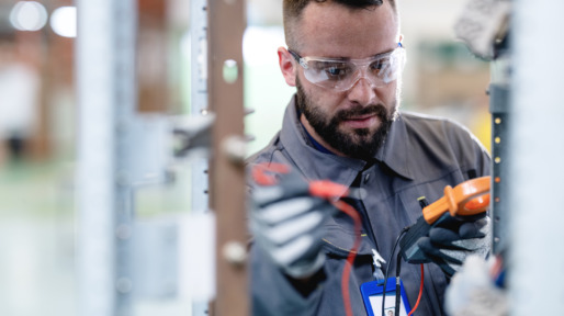 Mannelijke electricien fikst stroomnet