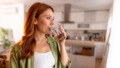 Vrouw drinkt een glas water omdat ze last heeft van de hik