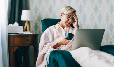 zieke vrouw met laptop