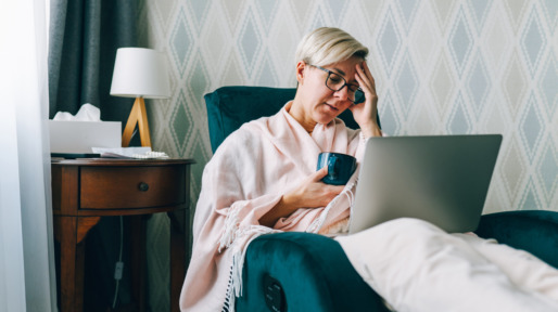 zieke vrouw met laptop