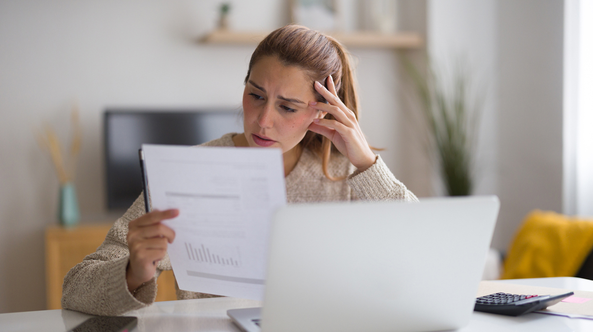 Vrouw achter laptop met rekeningen