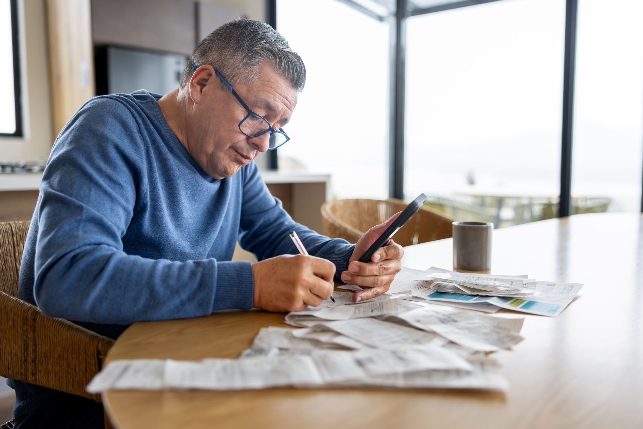 Man checkt tevreden zijn telefoon tijdens de financien