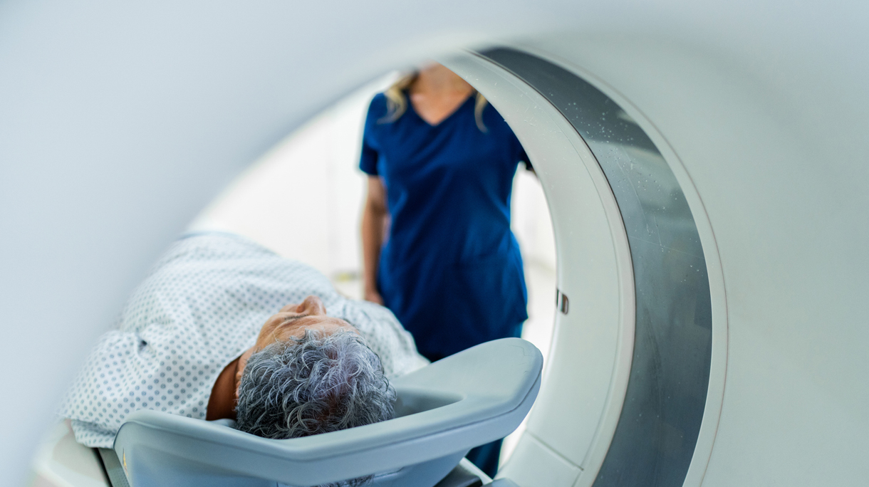 man in een mri-scan begeleiding van verpleegkundige