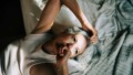 Vrouw ligt wakker